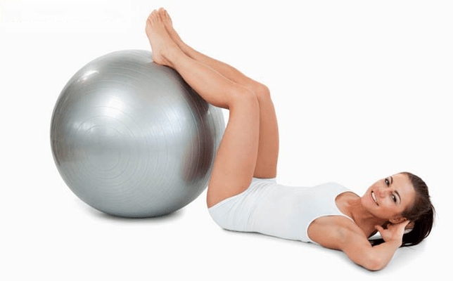 cvičenia s gymnastickou loptou na kŕčové žily
